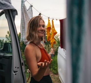 Mädchen beim Campen: Hängt Wäsche auf!