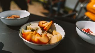 kleine Obstschüssel mit Stücken von Kiwi, Pfirsich und Birne