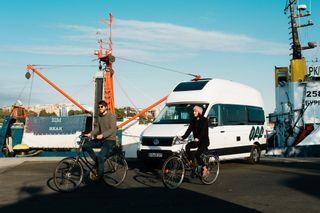 Pärchen fährt mit Fahrrad am Hafen