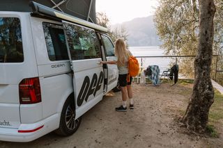 Frau mit Off Camper am Gardasee