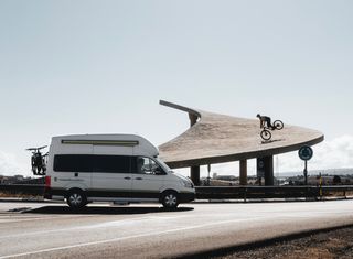 VW Grand California vor einem Denkmal