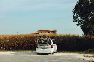 Camper mit Fahrrädern vor einem Maisfeld in Italien: Ist der Wassertank im Wohnmobil sauber, kann die Reise losgehen!