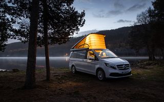 Elektronisches Aufstelldach vom Mercedes Marco Polo, erleuchtet vom Licht innerhalb des Campers.