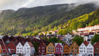 Bunte Häuser an einem Fjord in Norwegen