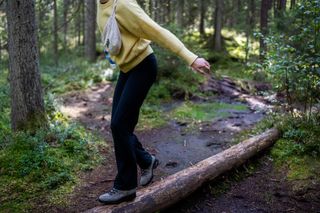 Eine Nahaufnahme einer jungen Frau beim Wandern durch den Wald