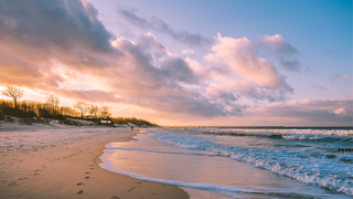 Ostsee bei Sonnenuntergang mit Wellen