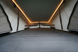 Pössl Campstar: Oberes Bett in Aufstelldach mit Liegefläche für 2 Personen