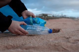 plastik aufsammeln am Strand