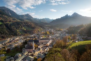 Blick auf Stadt im Berchtesgadener Land