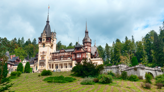 Ein Schloss in Rumänien inmitten der Karpaten