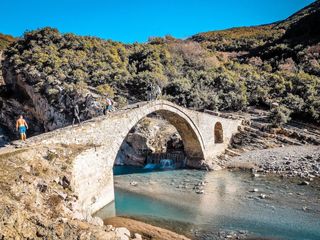 Brücke bei den Quellen von Benjë, ein Stop auf unserer Albanien Rundreise Route.