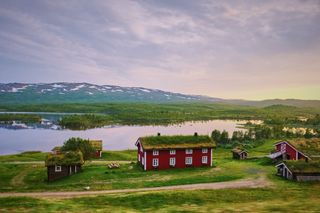Rotes schwedisches Haus steht in der Landschaft