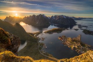 Ausblick auf die Lofoten in Norwegen bei untergehender Sonne