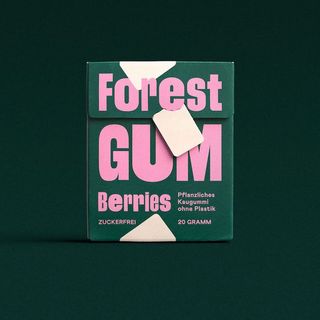 Verpackung eines Forest Gum Kaugummis in grün-pinken Design.