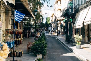 Eine Einkaufsstraße in Athen, Griechenland.