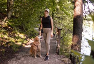 Julia, ebenfalls Travel Designerin, steht neben ihrem Hund Maggie auf einem Waldweg und lächelt in die Kamera. Unser Team vom Off Guide hat uns für diesen Artikel ein paar Fragen beantwortet.