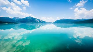 Klares Wasser des Walchensees mit Bergen im Hintergrund