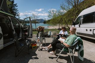 Drei Freundinnen am Ufer des Walchensees auf dem Campingplatz