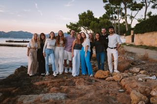 Die Marketing Mausis im Teamfoto auf ihrer Workation auf Mallorca